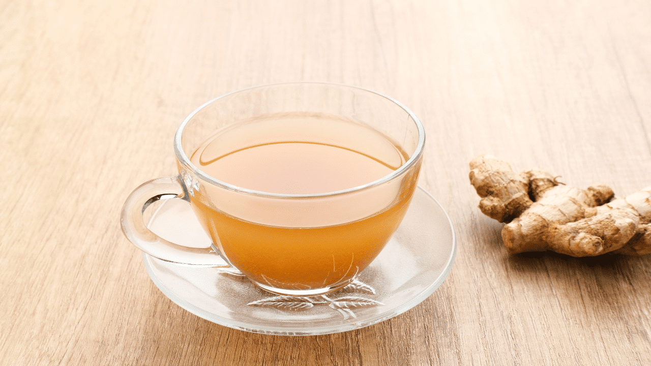 thés minceurs : différents types de thés présentés dans des tasses et des feuilles de thé