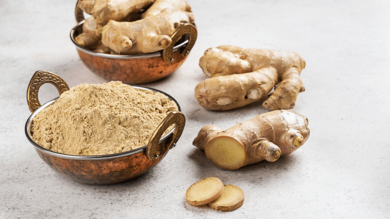 gingembre pour maigrir : racine de gingembre frais sur fond clair