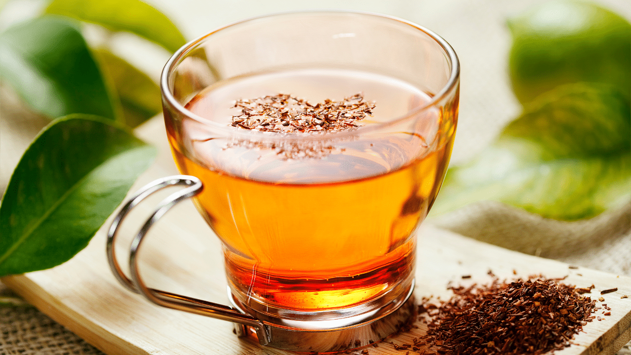 rooibos : infusion de rooibos en cours de préparation dans une théière