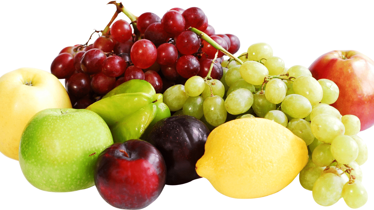 fruits pour perdre du poids : assortiment coloré de fraises, framboises, ananas, pamplemousses et pommes frais