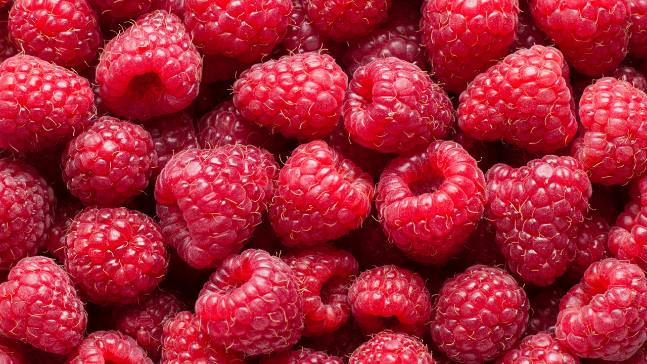 cétones de framboise : framboises rouges fraîches et extrait naturel en flacon