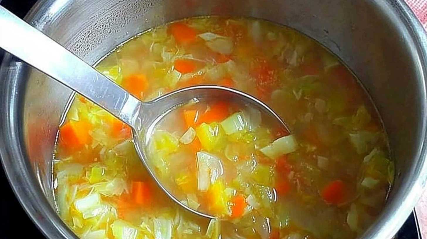 soupe brûle-graisse : bol de soupe brûle-graisse colorée avec légumes frais